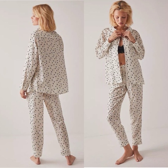 NWT PLUSH REVOLVE Silky Floral Pajamas Set Black Flower Print Creme Sz M - Picture 1 of 10